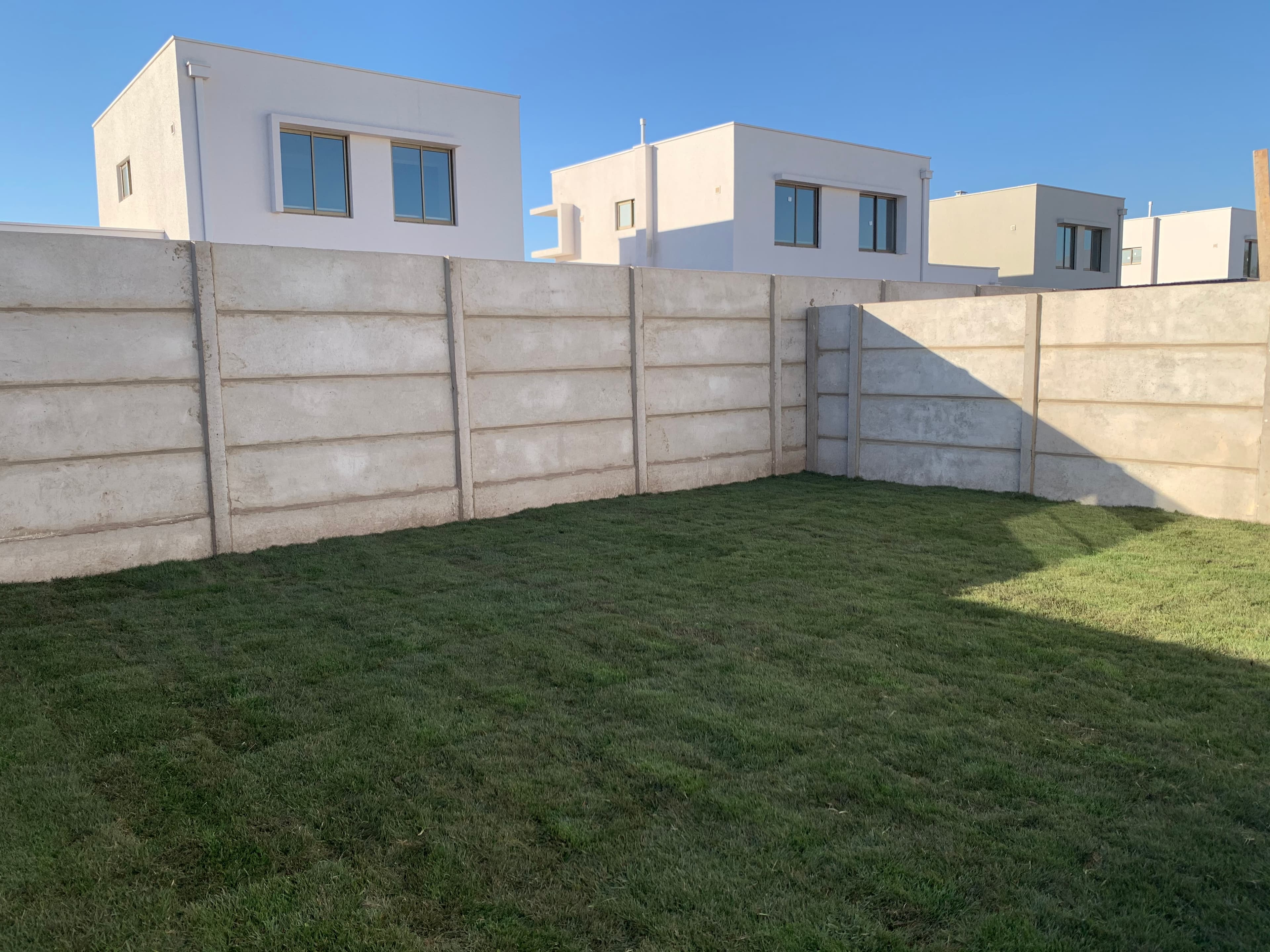 Jardín con pasto instalado